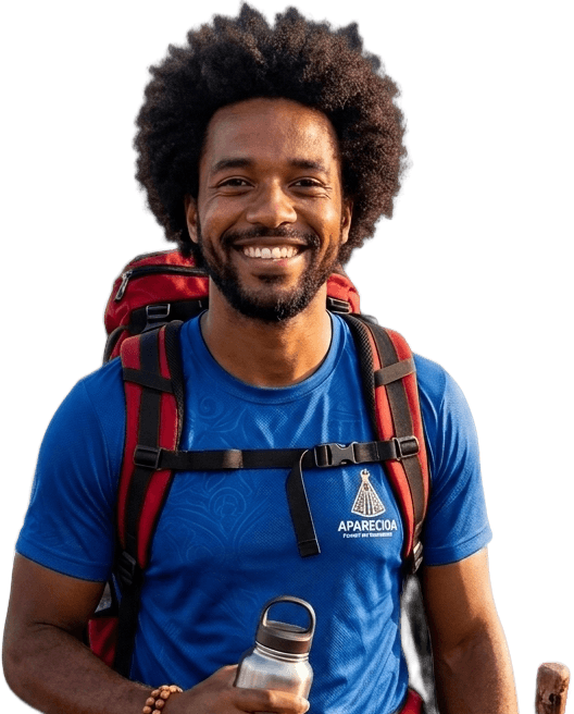 Romeiro sorrindo com mochila e garrafa, a caminho de Aparecida